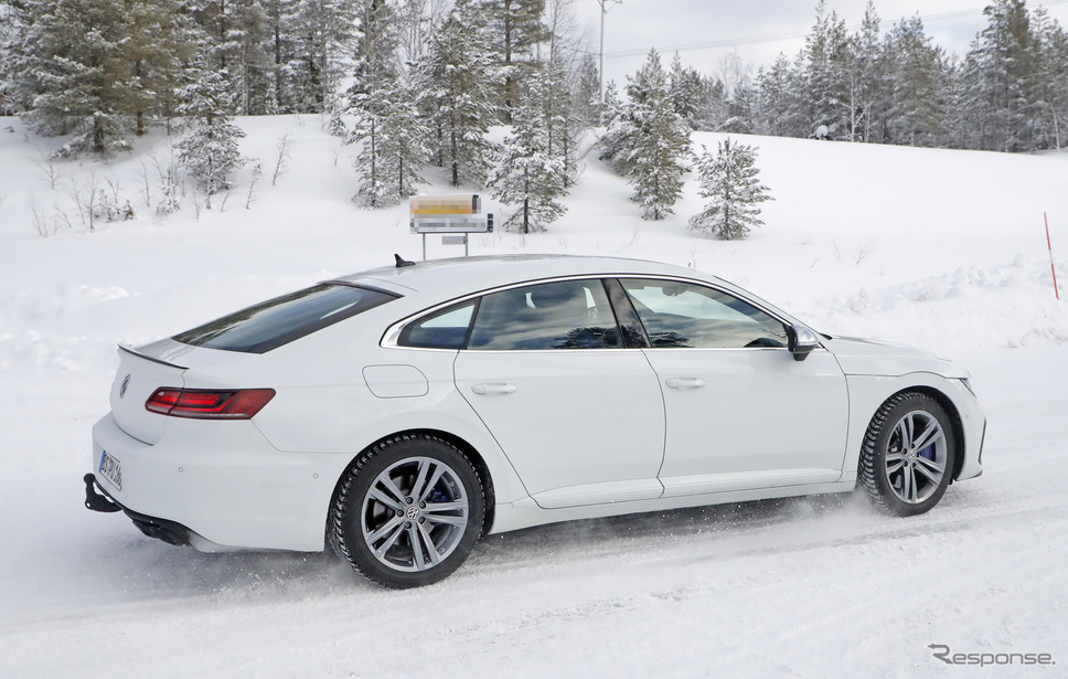 VW アルテオンR プロトタイプ(スクープ写真)《APOLLO NEWS SERVICE》