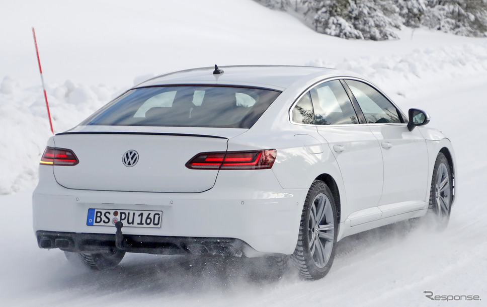 VW アルテオンR プロトタイプ(スクープ写真)《APOLLO NEWS SERVICE》