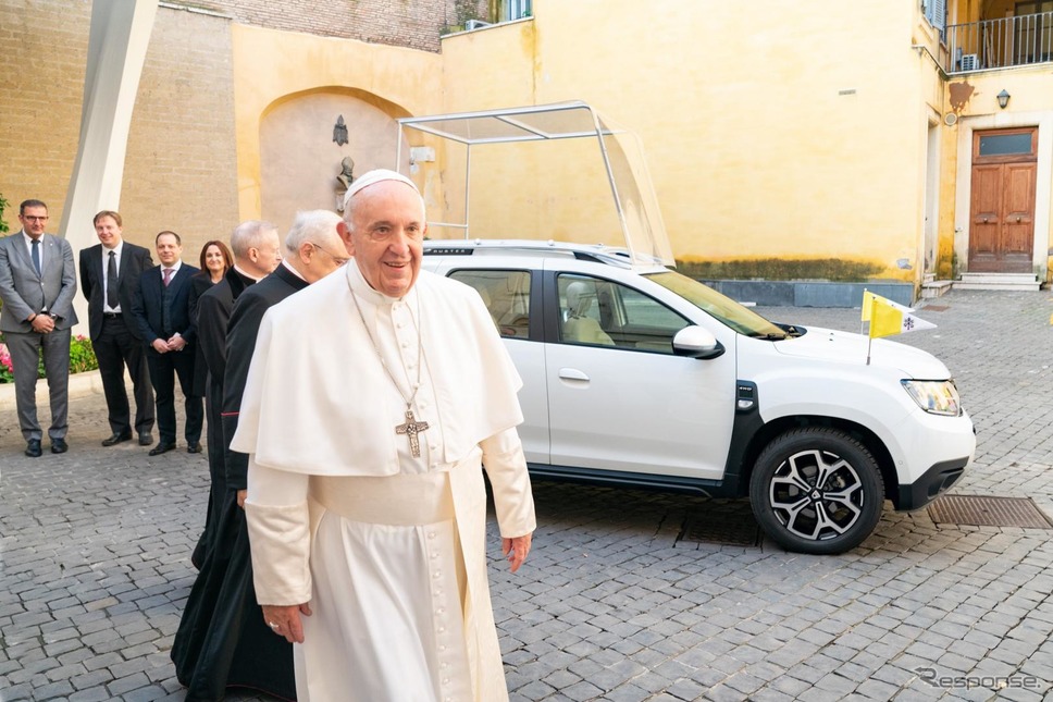 ローマ教皇フランシスコとダチア・ダスター4×4教皇専用車《photo by Groupe Renault》