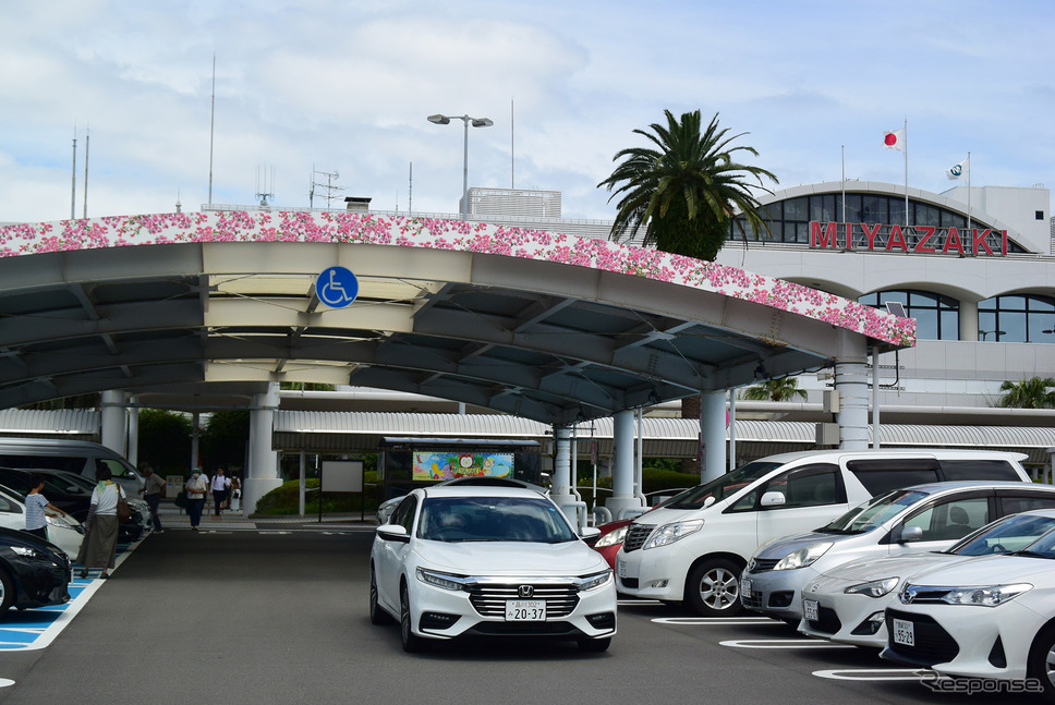 宮崎ブーゲンビリア空港にて。実際、日南ではいろいろなところでブーゲンビリアが咲き乱れている。《撮影 井元康一郎》