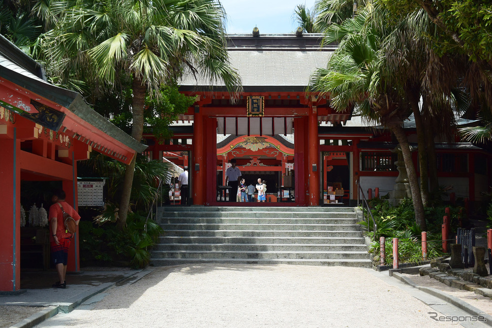 青島神社。この奥に亜熱帯性の植物が生い茂った場所があり、そこにも古い祠が。万葉の時代から浜でタカラガイを探し、自分の思いと共に神に捧げるという奉納が行われていた。《撮影 井元康一郎》