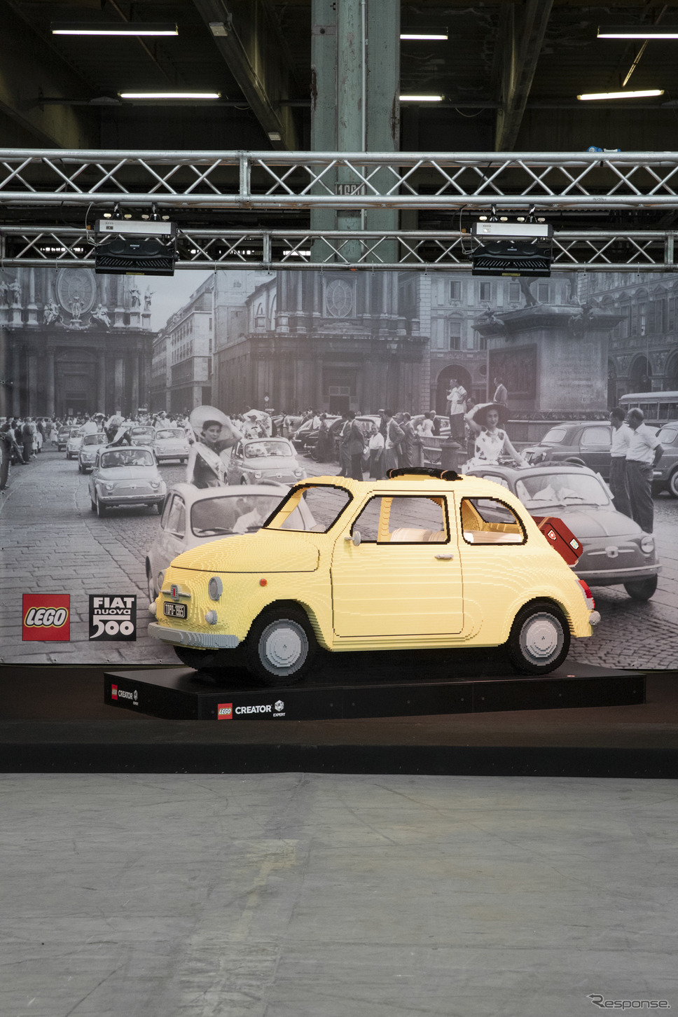 オリジナルのフィアット500を「レゴブロック」再現した実物大モデル《photo by Fiat》