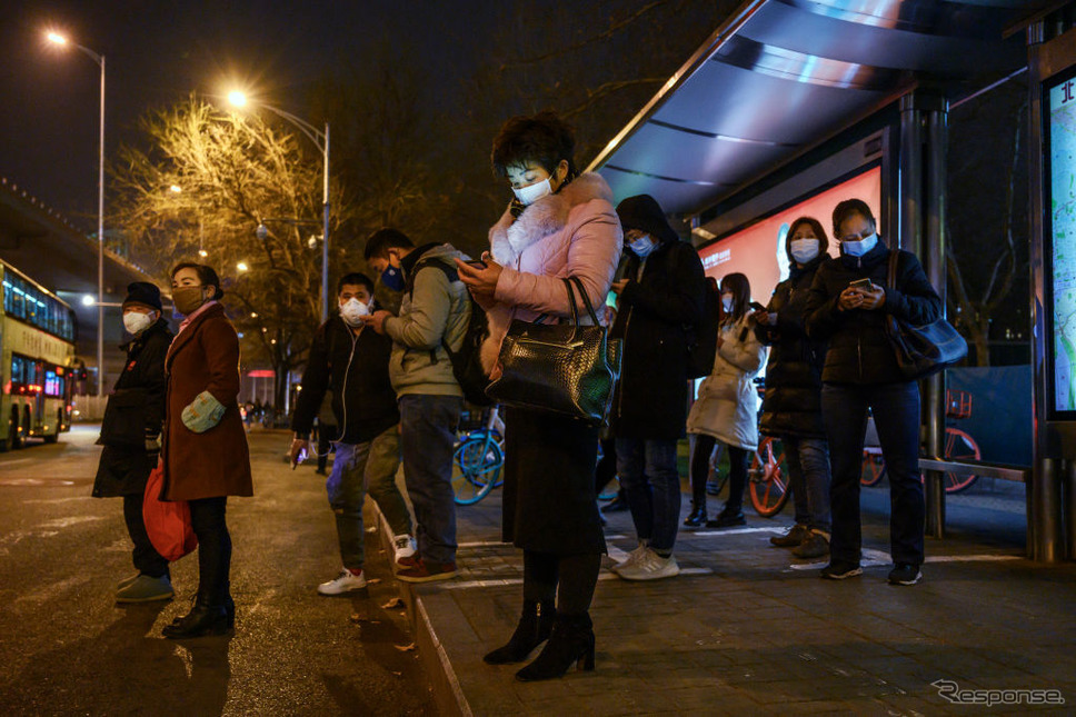 バスを待つ中国北京市民（3月2日）《photo (c) Getty Images》