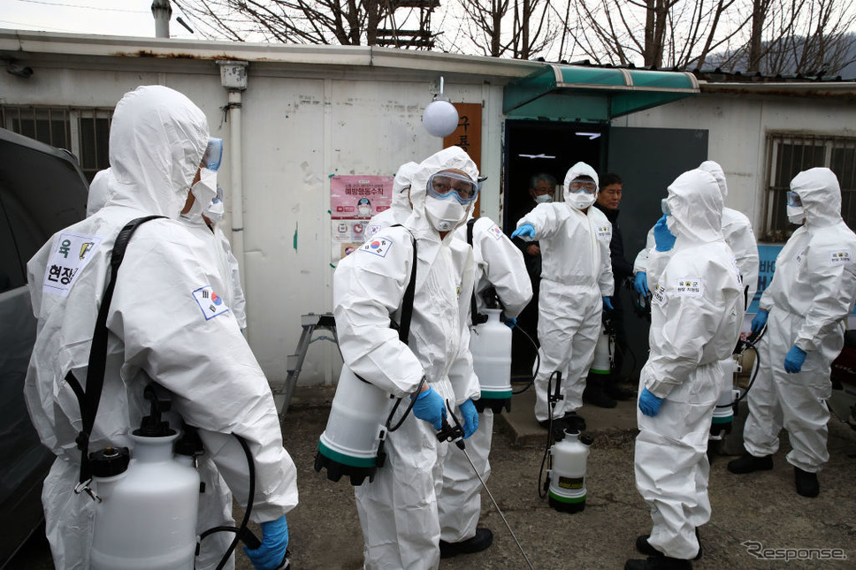 ソウル市内で消毒作業にあたる韓国軍兵士（3月3日）《photo (c) Getty Images》