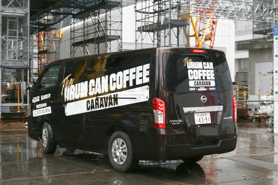 超巨大な「ドラム缶コーヒー」を差し入れ(常盤橋プロジェクト建設現場)《撮影 佐藤隆博》