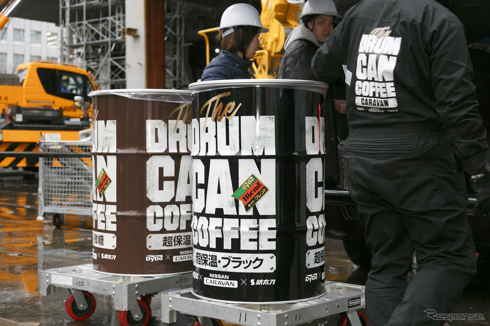 超巨大な「ドラム缶コーヒー」を差し入れ（常盤橋プロジェクト建設現場）《撮影 佐藤隆博》