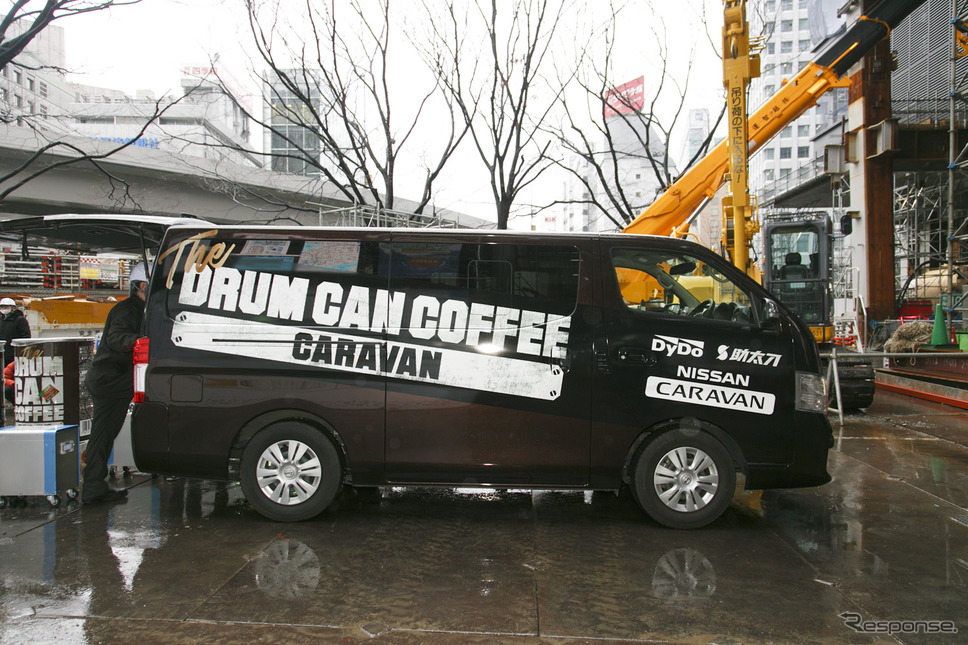 超巨大な「ドラム缶コーヒー」を差し入れ(常盤橋プロジェクト建設現場)《撮影 佐藤隆博》