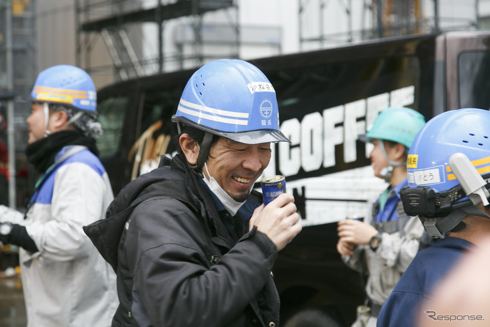 超巨大な「ドラム缶コーヒー」を差し入れ（常盤橋プロジェクト建設現場）《撮影 佐藤隆博》