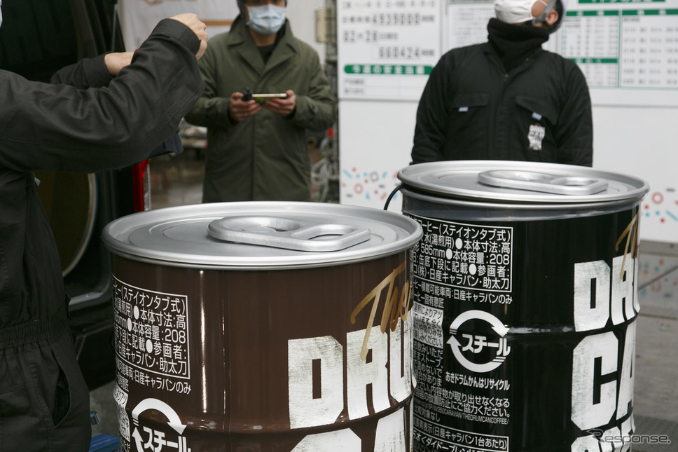 超巨大な「ドラム缶コーヒー」を差し入れ(常盤橋プロジェクト建設現場)《撮影 佐藤隆博》