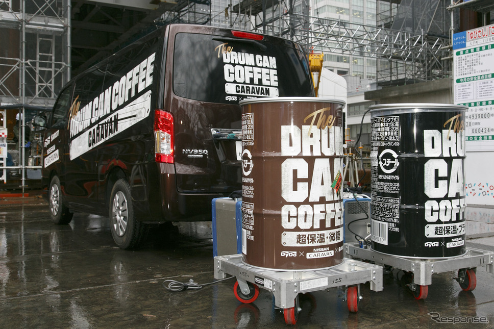 超巨大な「ドラム缶コーヒー」を差し入れ(常盤橋プロジェクト建設現場)《撮影 佐藤隆博》