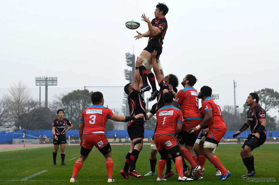 日野(黒)vsクボタ(赤。2月16日、東京・夢の島)《photo (c) Getty Images》