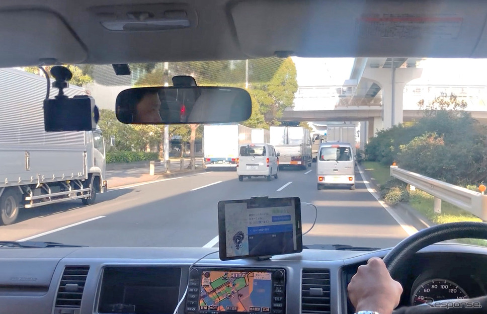運転手向けタブレット上で乗降を管理している《撮影 坂本貴史》