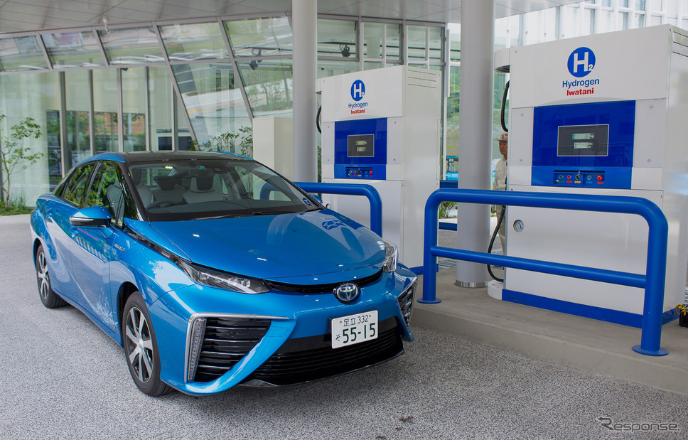 トヨタ MIRAI と水素ステーション(参考画像)《撮影 太宰吉崇》