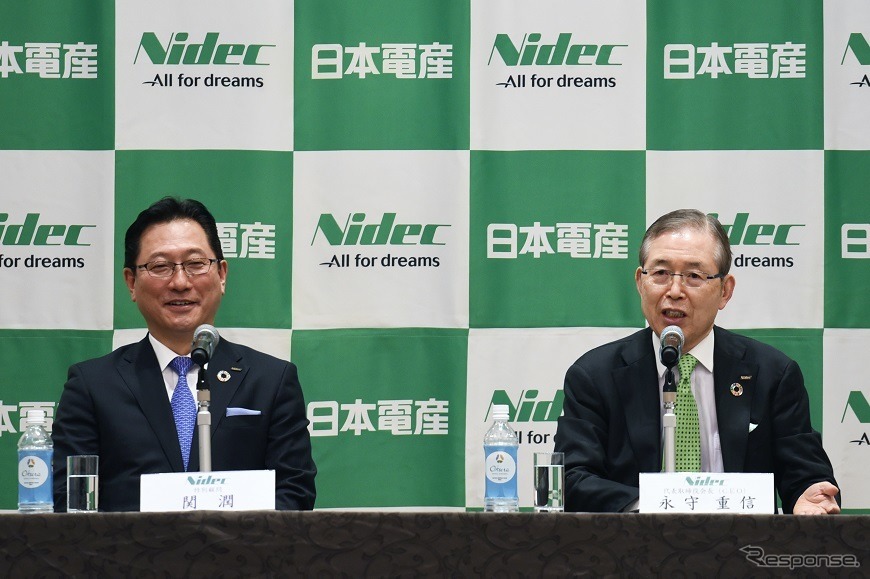 日本電産のCOOに就任する関氏（左）と、永守重信日本電産・会長兼CEO（2月4日の記者会見）《画像 日本電産》