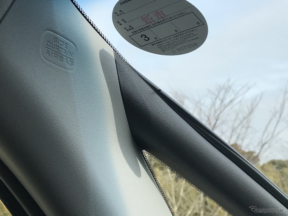 運転席から見た、フロントウィンドー左側の▲マーク。左折時の視線移動を安定してくれるというけれど、こんなちょこっとしか見えなくても効果がある……のか。《撮影 岩貞るみこ》