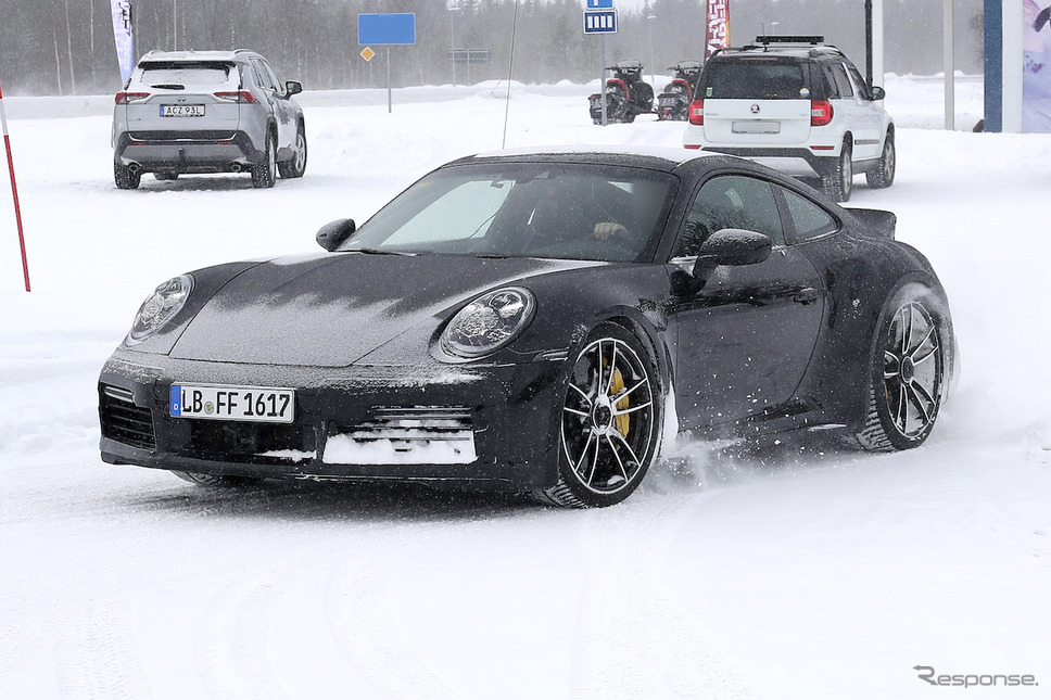 ダックテールを装着したポルシェ 911ターボS プロトタイプ(スクープ写真)《APOLLO NEWS SERVICE》