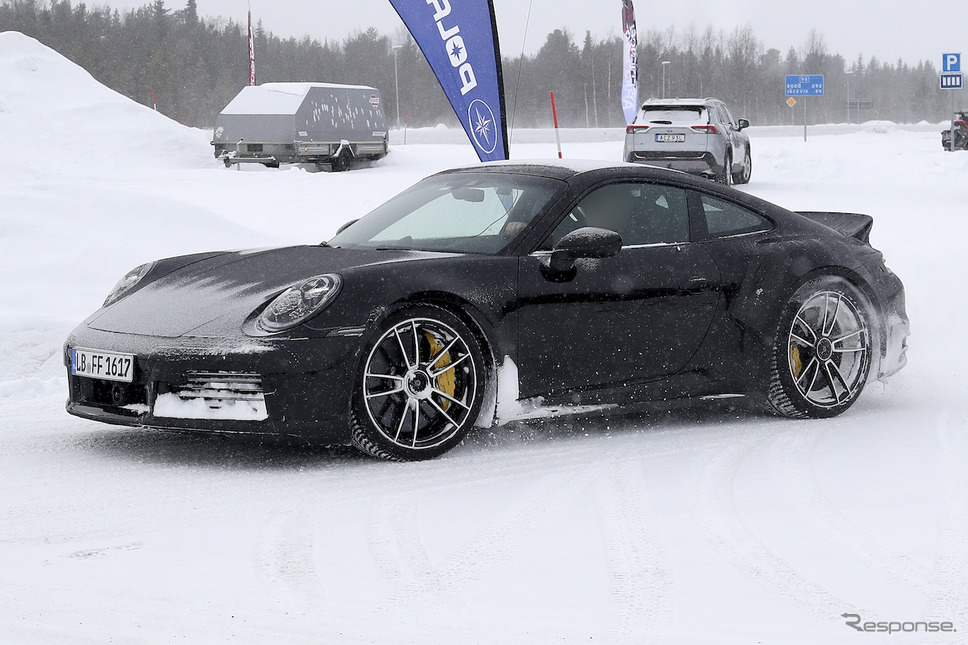 ダックテールを装着したポルシェ 911ターボS プロトタイプ（スクープ写真）《APOLLO NEWS SERVICE》