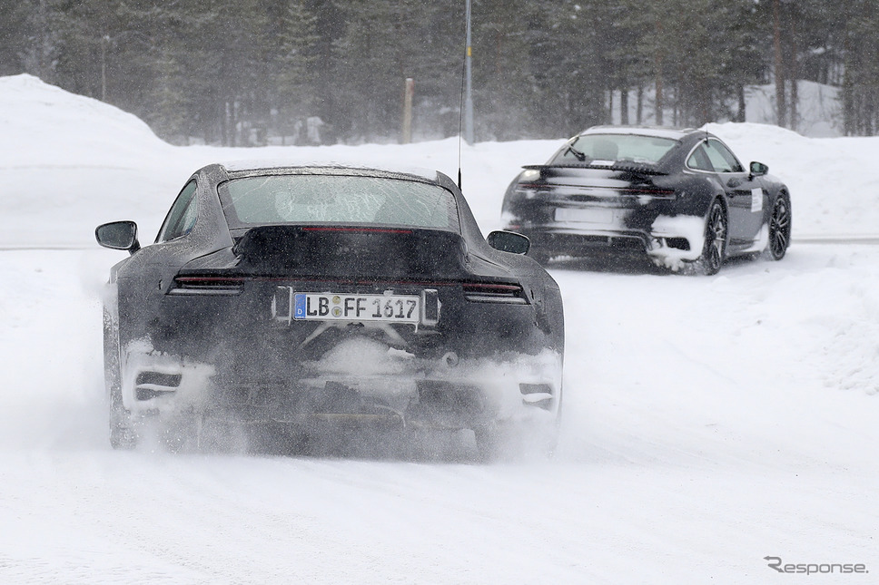 ダックテールを装着したポルシェ 911ターボS プロトタイプ（スクープ写真）《APOLLO NEWS SERVICE》