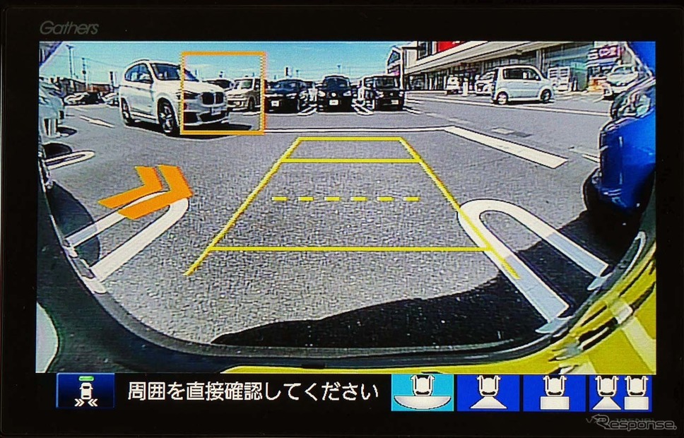 駐車場で後退するためシフトをリバースに入れると人や車両を検知して知らせる。写真はN-WGN