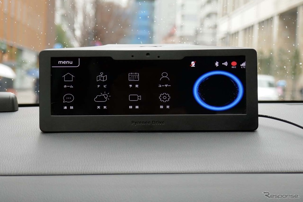 「Pyrenee Drive」のディスプレイ部。その上には車内監視用のカメラも装備する