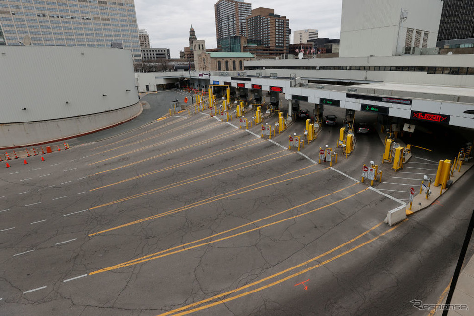 不要不急の移動が禁じられたUSカナダ国境（3月18日、米デトロイト市）。《photo (c) Getty Images》