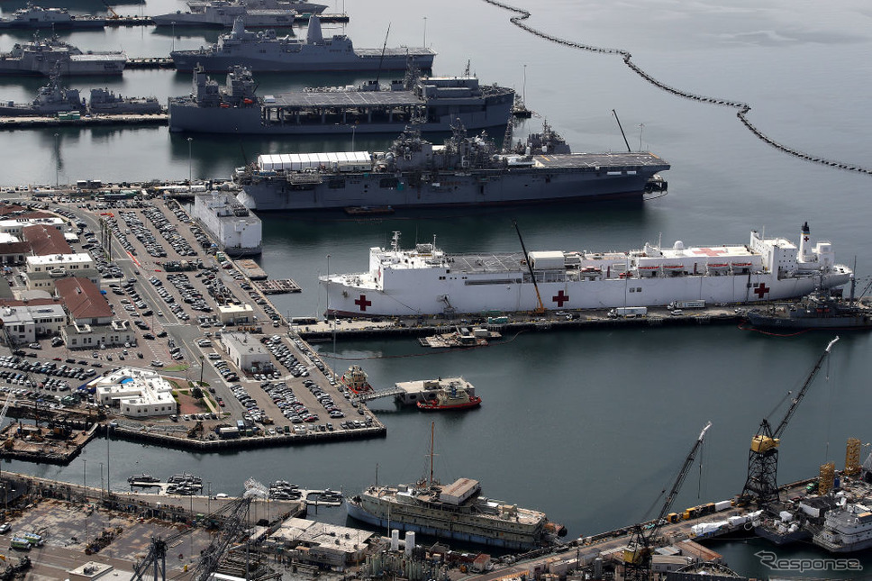 米海軍の病院船が接岸したサンディエゴ港（3月20日）。《photo (c) Getty Images》