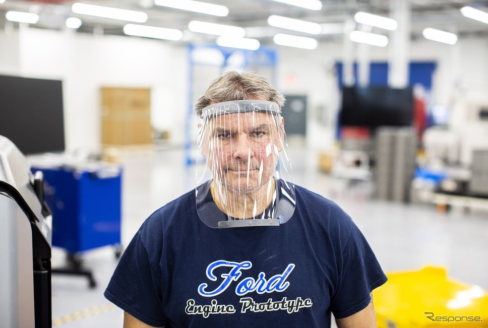 フォードモーターの工場で組み立てられるプラスチック製フェイスシールド《photo by Ford Motor》
