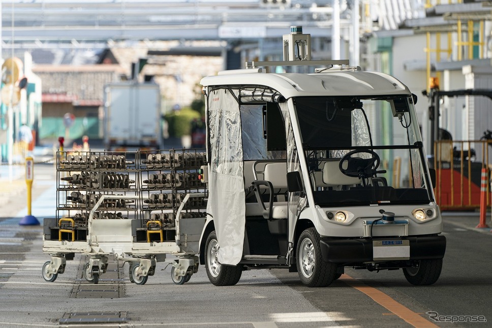 無人で工場搬送をする自動搬送車両《画像:ヤマハ発動機》