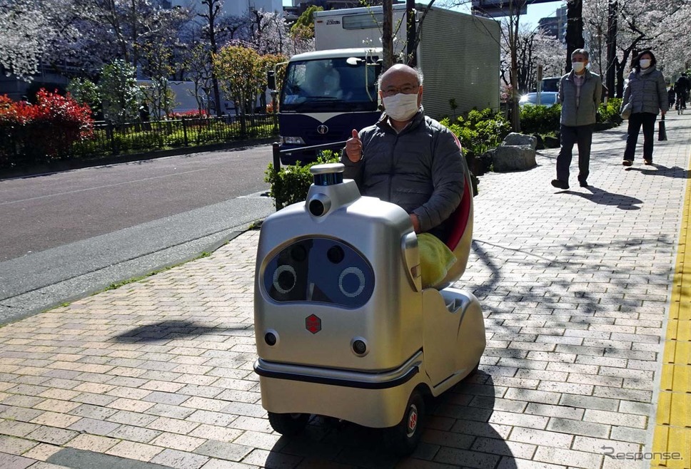 「ラクロ」試乗中の筆者