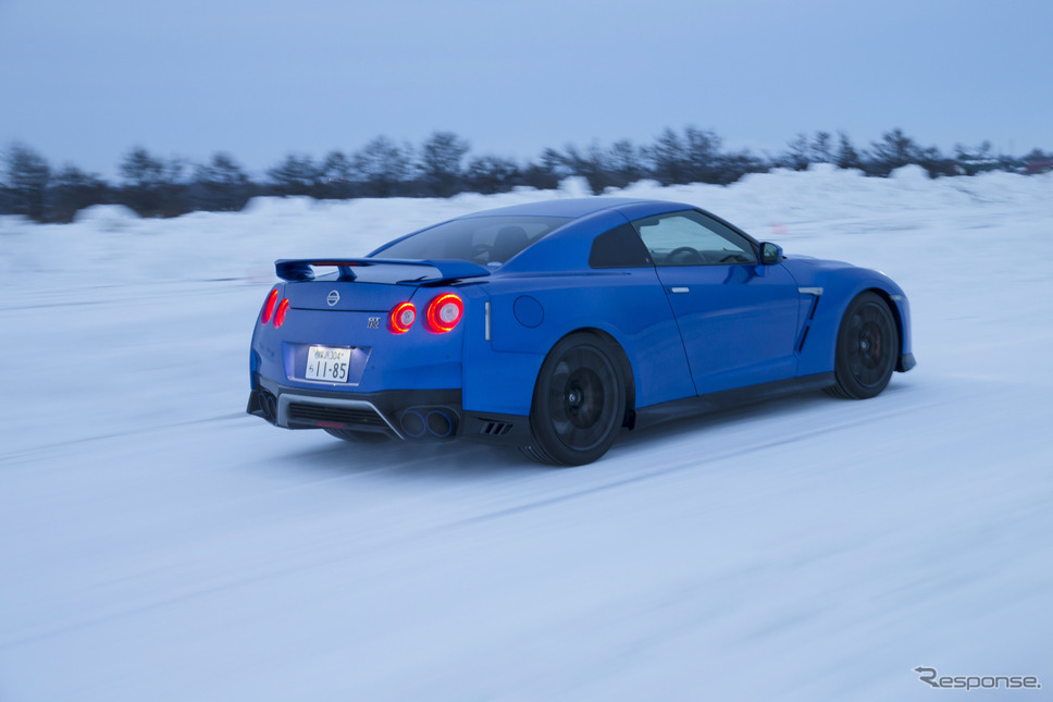 タイヤの食いつきが良くスラロームも俊敏に駆け抜けられたGT-R《写真 日産自動車》