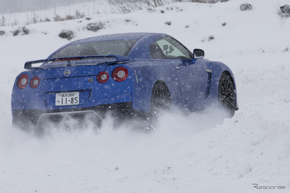 タイヤの食いつきが良くスラロームも俊敏に駆け抜けられたGT-R《写真 日産自動車》