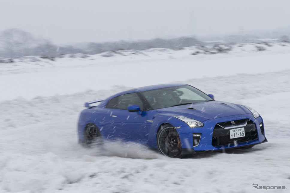 タイヤの食いつきが良くスラロームも俊敏に駆け抜けられたGT-R《写真 日産自動車》
