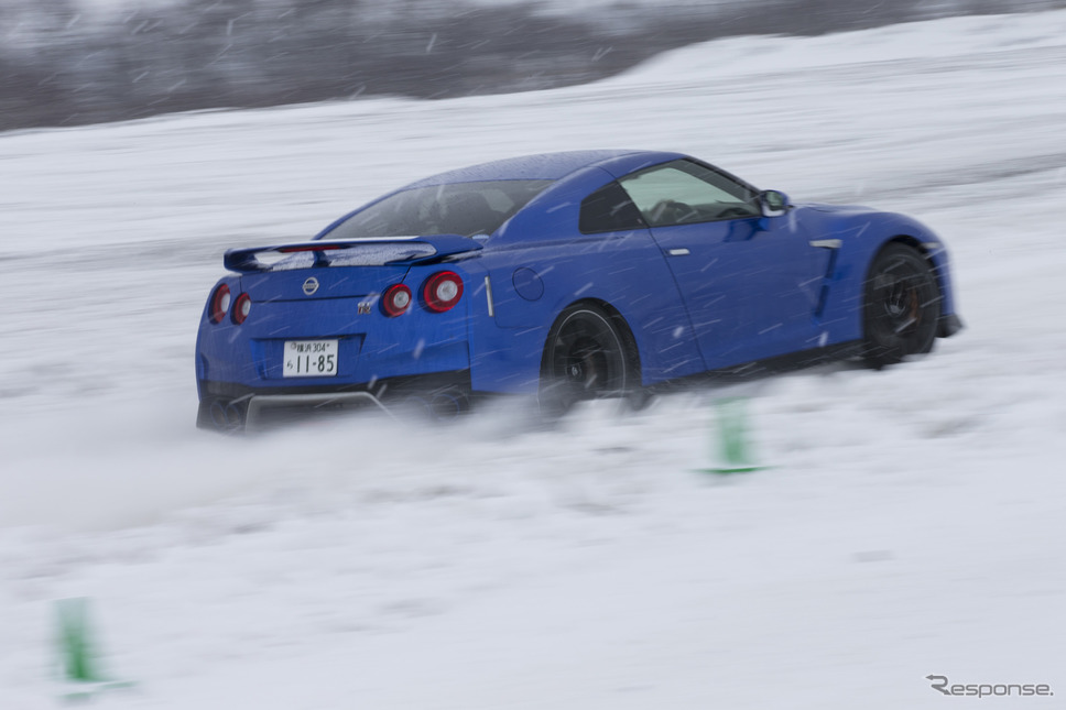 タイヤの食いつきが良くスラロームも俊敏に駆け抜けられたGT-R《写真 日産自動車》