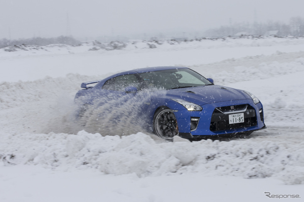 タイヤの食いつきが良くスラロームも俊敏に駆け抜けられたGT-R《写真 日産自動車》