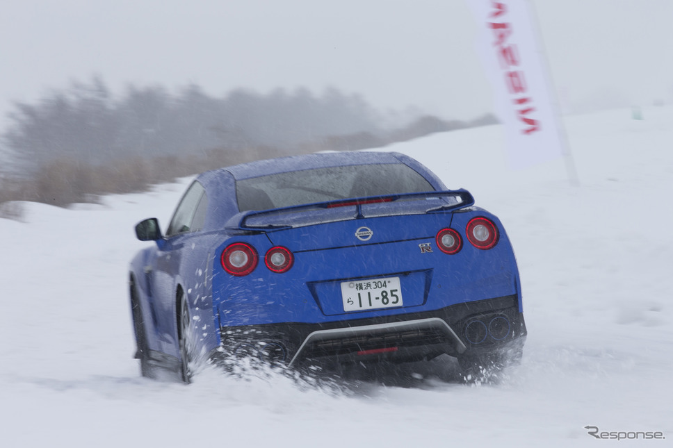 タイヤの食いつきが良くスラロームも俊敏に駆け抜けられたGT-R《写真 日産自動車》