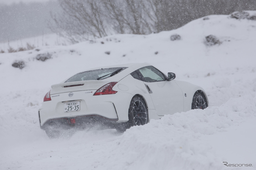 雪の中でもしっかりとドライビングプレジャーが得られるフェアレディZ《写真 日産自動車》