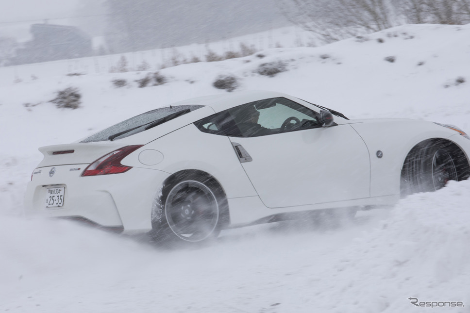 雪の中でもしっかりとドライビングプレジャーが得られるフェアレディZ《写真 日産自動車》