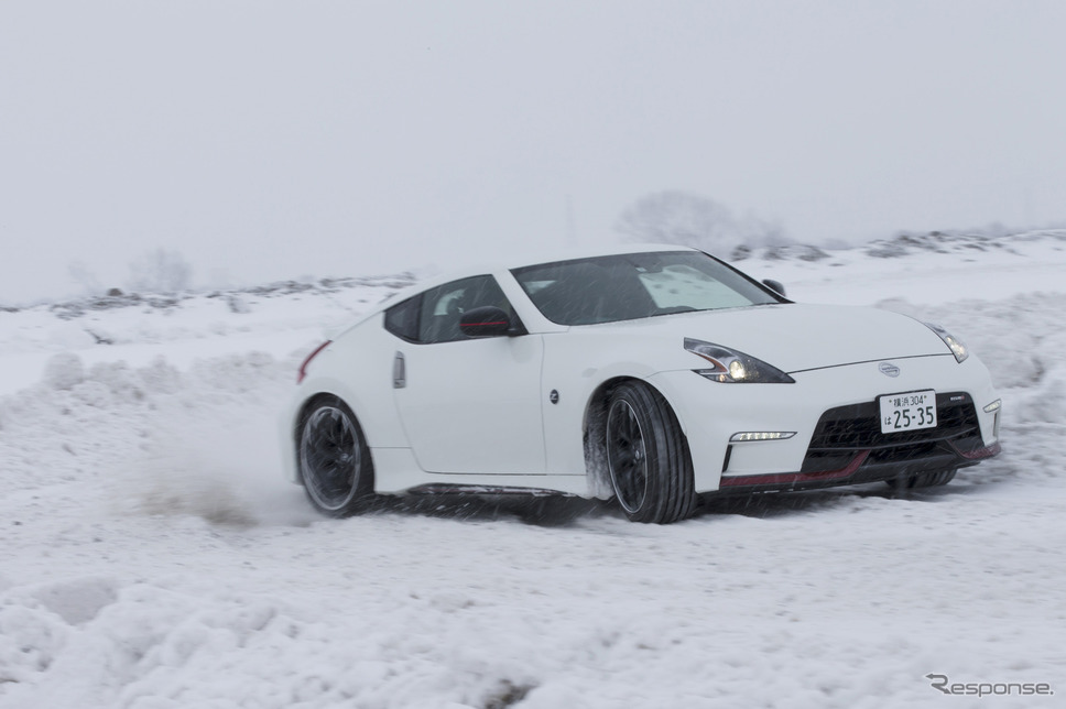 雪の中でもしっかりとドライビングプレジャーが得られるフェアレディZ《写真 日産自動車》