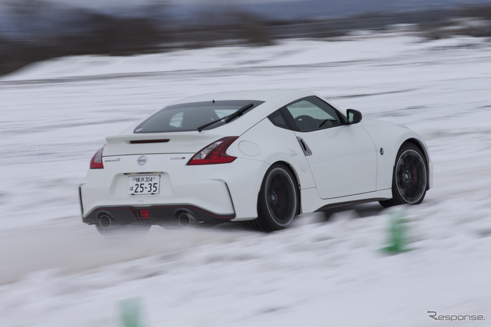 雪の中でもしっかりとドライビングプレジャーが得られるフェアレディZ《写真 日産自動車》