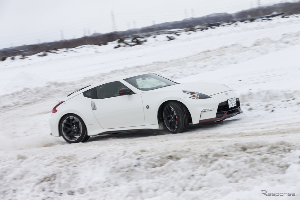 雪の中でもしっかりとドライビングプレジャーが得られるフェアレディZ《写真 日産自動車》