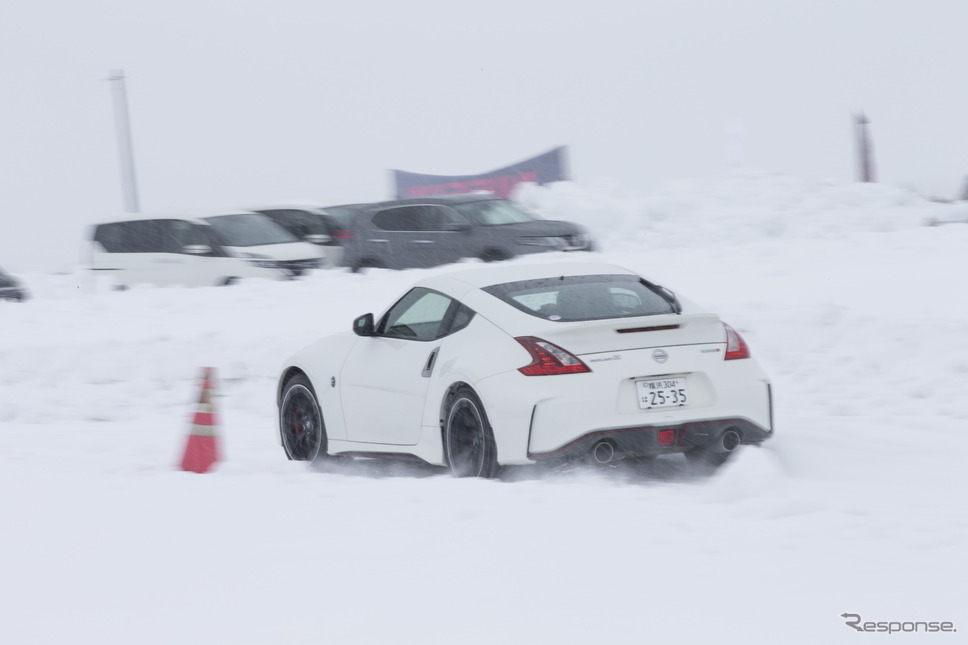 雪の中でもしっかりとドライビングプレジャーが得られるフェアレディZ《写真 日産自動車》