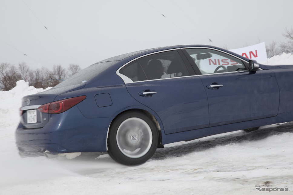 雪上での定常円旋回でも安定性を感じさせたスカイライン《写真 日産自動車》