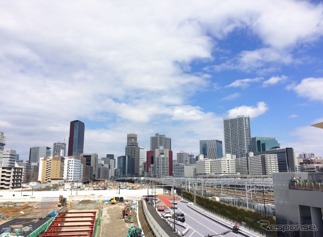 高輪ゲートウェイ駅前から北側を臨む。《写真AC》