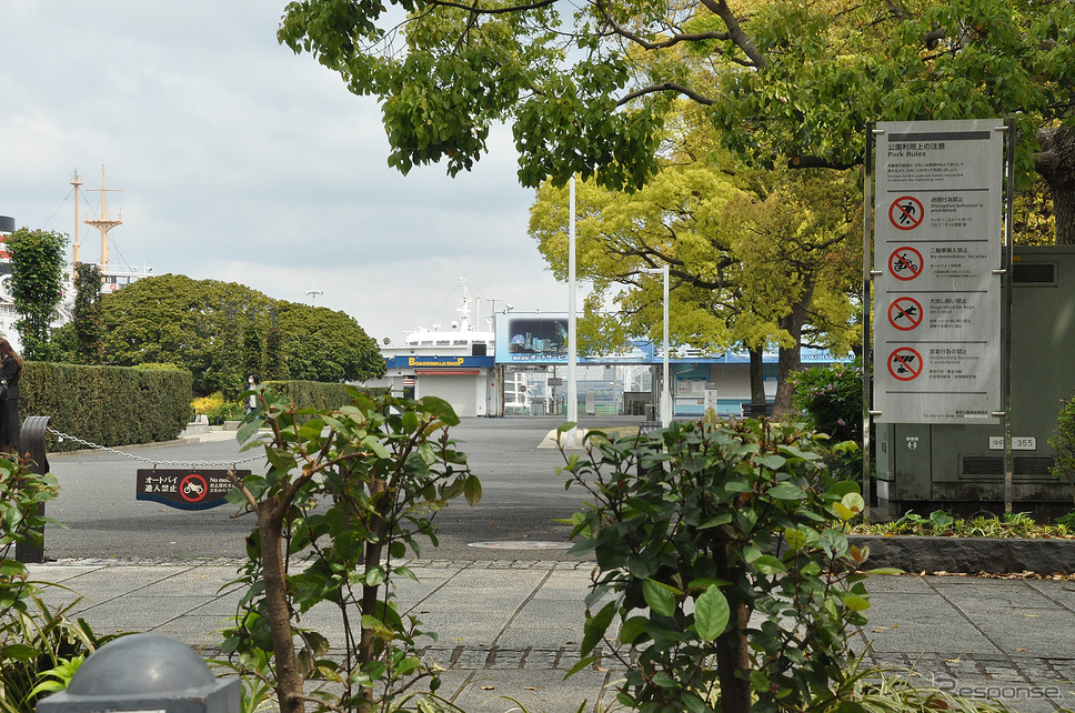 山下公園の一角。ここには人がいなかったが、芝生スペースや海沿いの散歩道には家族やカップルが散策していた。《PHOTO:藤澤純一》