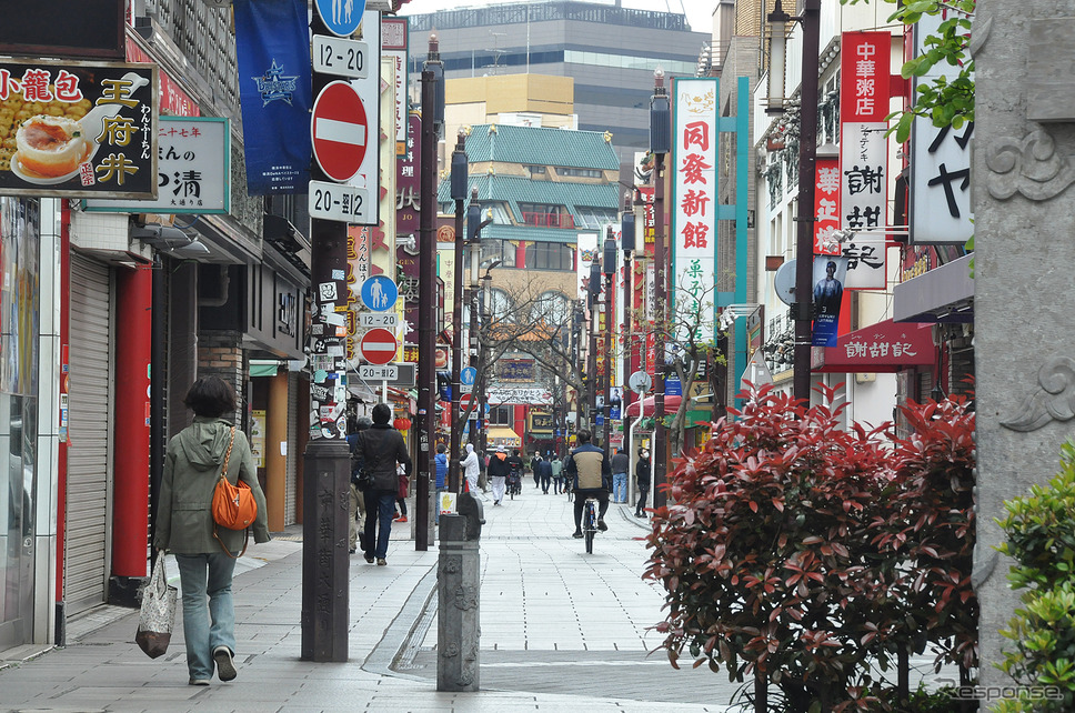 お昼時の中華街とは思えない光景。店舗はやっていそうな感じがするのだが、人が少なく活気が感じられない。《PHOTO:藤澤純一》