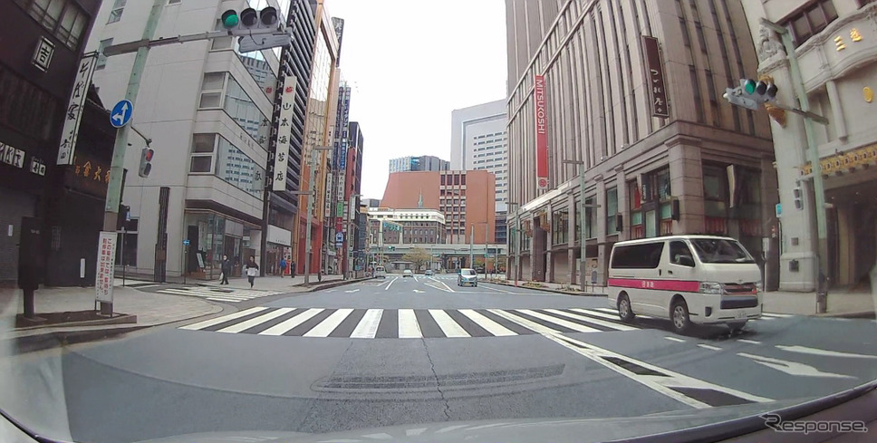 日本橋の中央通り。デパートは自粛、車の通りもほとんどなく街が眠っているようだった。《PHOTO:藤澤純一》