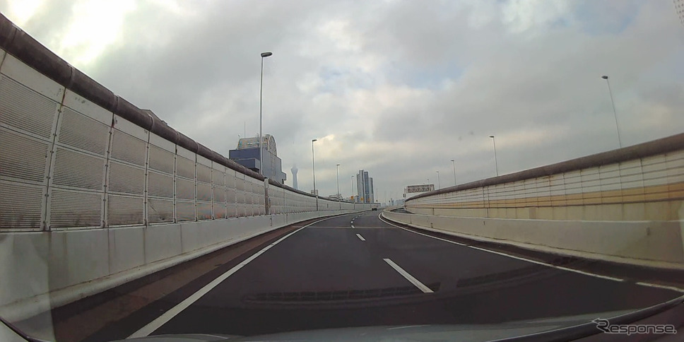すれ違う車も少なく、この先にあるボトルネック部分も全く渋滞していない様子。《PHOTO:藤澤純一》