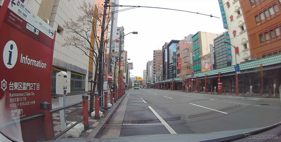 交差点前の路上パーキングでの画像。人も車もほとんどいないし、店舗も営業していなかった。《PHOTO:藤澤純一》