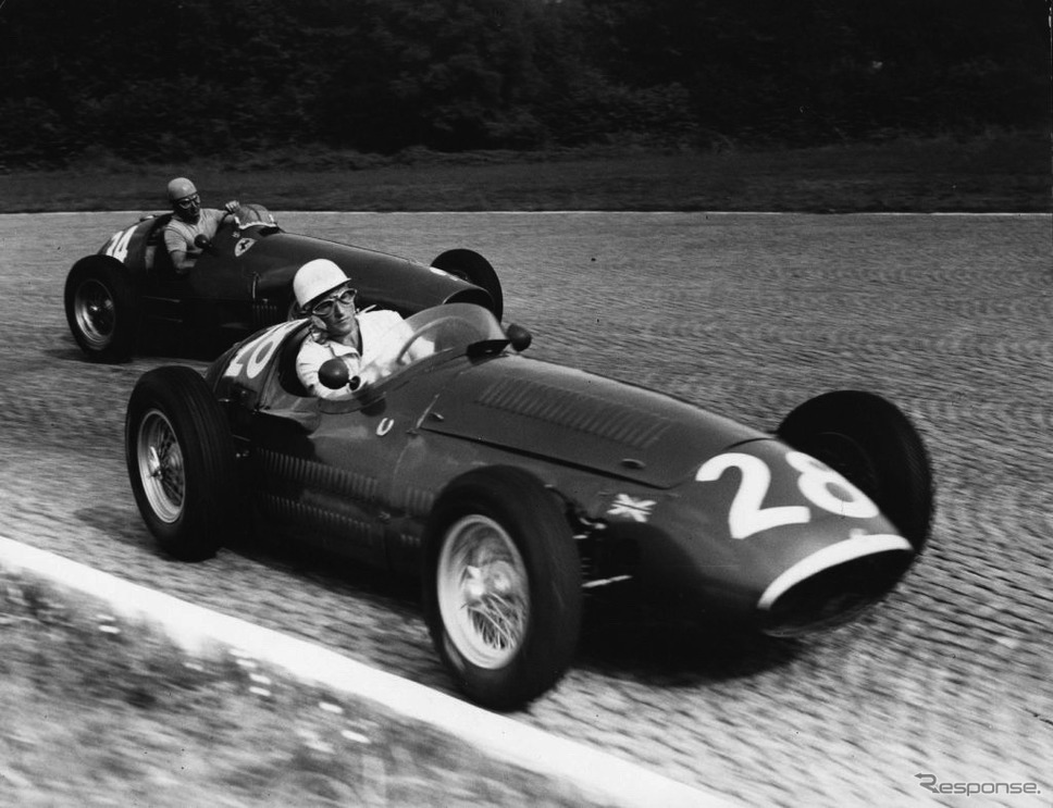 1954年イタリアGPでマセラティを駆るモス。《photo (c) Getty Images》