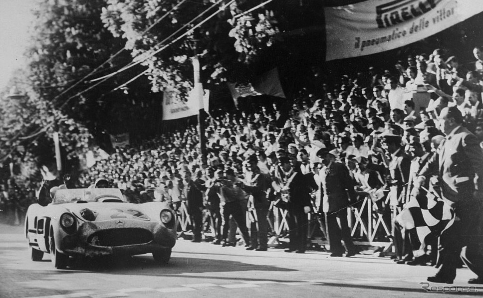 1955年ミッレミッリャで優勝したモス。《photo (c) Getty Images》